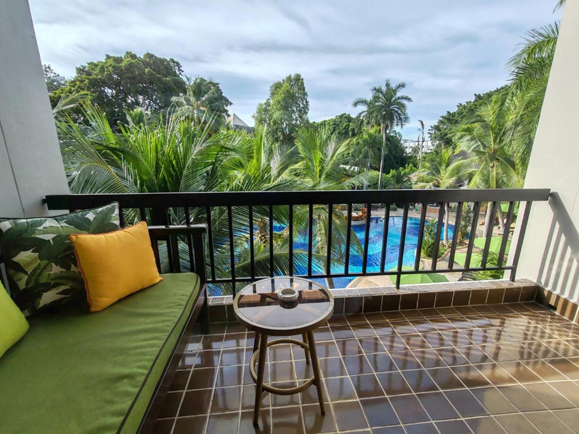 Deluxe Zimmer Tropical mit Kingsize-Bett und Poolblick